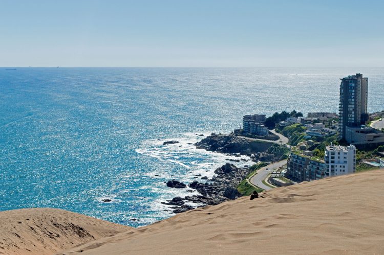 Las olas no golpean todavía a la inversión inmobiliaria frente al mar.